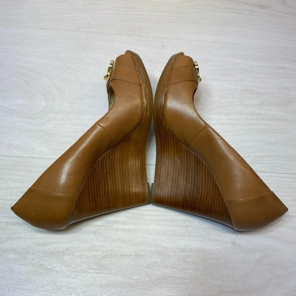 Michael Kors Womens 7M Wedge Heels Peep Toe Tan Leather Gold Logo Padlock Charm
